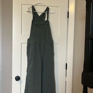 Size M (I’d say size 4/6) Arie overalls.